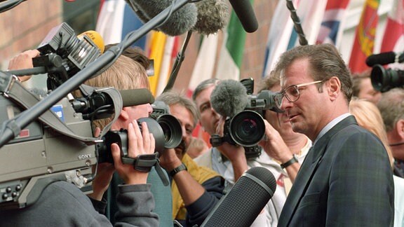 Bundesaußenminister Klaus Kinkel muÃ vor Beginn des informellen Treffens der EU-Außenminister am 10.09.1994 in Bansin auf Usedom den ausländischen Journalisten Fragen zur deutschen Auffassung über ein mögliches Kerneuropa beantworten.