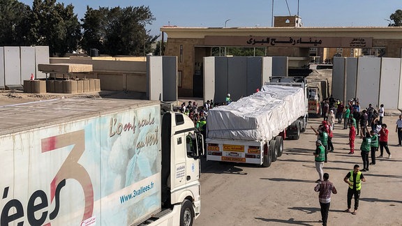 Die ersten Lastwagen mit Hilfsgütern für den Gaza-Streifen passieren den Grenzübergang Rafah zwischen Ägypten und dem Gaza-Streifen.