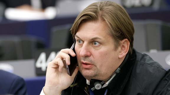 Maximilian Krah von der Alternative für Deutschland (AfD) nimmt an einer Sitzung des Europäischen Parlaments teil. 