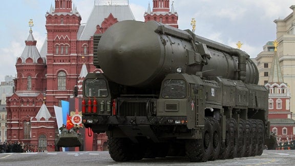Eine Atomrakete vom Typ Topol-M fährt bei einer Militärparade über den Roten Platz. 