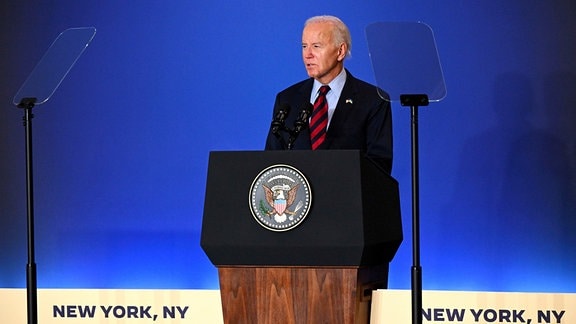 U.S. President Joe Biden spricht an einem Rednerpult