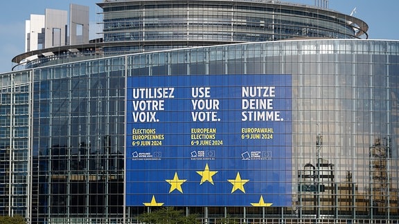 Eine riesiges Transparent mit der Aufschrift «Utilisez votre voix, use your voice, nutze Deine Stimme» wirbt am Europäischen Parlament für die Europawahlen