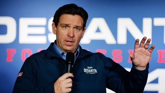 Der republikanische Präsidentschaftskandidat und Gouverneur von Florida, Ron DeSantis, spricht während einer Wahlkampfveranstaltung in Wally's Bar.