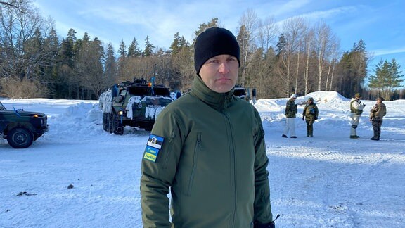 Estlands Verteidigungsminister Hanno Pevkur steht auf dem Übungsgelände. Bei einer Winterübung in Estland trainineren Nato-Truppen unter winterlichen Kältebedingungen. Beteiligt an der 1. von 15. Februar bis laufenden Übung sind auch Streitkräfte aus Frankreich und Großbritannien.