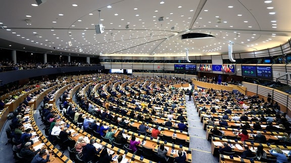 Mitglieder des Europäischen Parlaments nehmen an einer Reihe von Abstimmungen teil, während sie an einer Plenarsitzung im Europäischen Parlament teilnehmen. 
