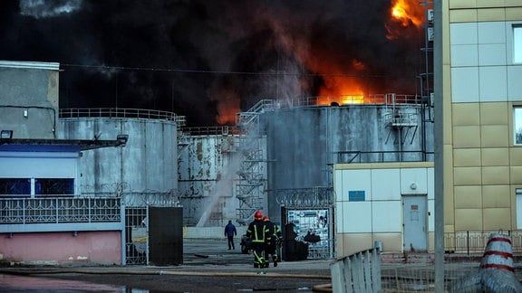 Einsatzkräfte der Feuerwehr kämpfen gegen ein Feuer in einer Ölraffinerie in Odessa.