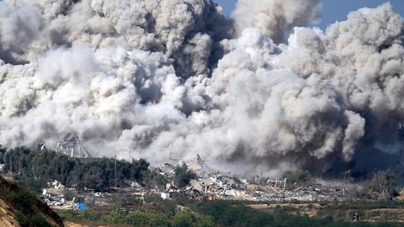 Rauch steigt nach einem israelischen Angriff auf den Gazastreifen auf.