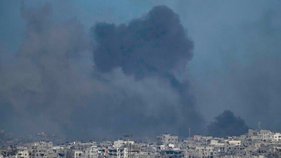 Rauch steigt nach einem israelischen Bombardement über dem Gazastreifen auf.