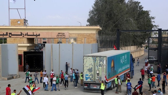 Ein Lastwagen mit humanitärer Hilfe für die Menschen im Gazastreifen durchquert den Grenzübergang Rafah in Ãgypten.