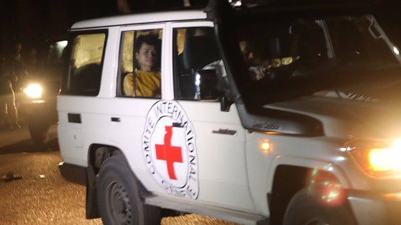 In einem Fahrzeug des Roten Kreuzes sitzen freigelassene Geiseln.