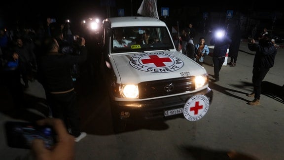 Ein Konvoi des Roten Kreuzes mit israelischen Geiseln fährt vom Gazastreifen nach Ägypten.
