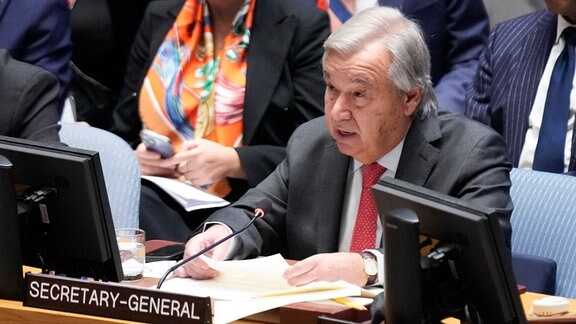 Antonio Guterres (vorne), Generalsekretär der Vereinten Nationen, spricht während einer Sitzung des Weltsicherheitsrat im Hauptquartier der Vereinten Nationen. 