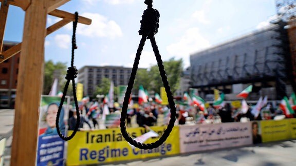 Eine Demonstration von Gegnern des Mullah-Regimes in Teheran fordert Solidarität mit der Opposition im Iran, die Abschaffung der Todesstrafe und einen Umsturz.