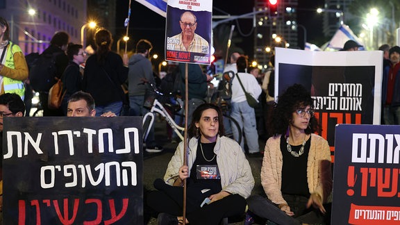 Israelis nehmen an einem Protest teil.