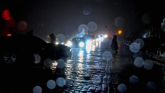 Stromausfall in Kiew. Nur Autolichter erhellen eine Straße