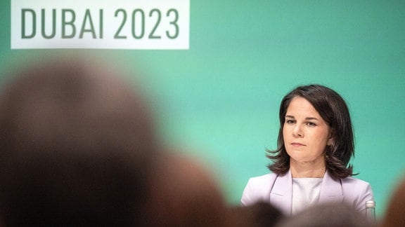 Annalena Baerbock (Bündnis 90/Die Grünen), Bundesministerin des Auswärtigen Amt, nimmt an einer Pressekonferenz auf dem UN-Klimagipfel COP28 teil.