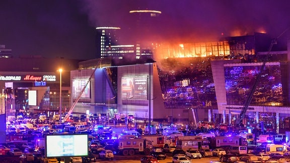 Ein massiver Brand ist über dem Crocus City Hall am westlichen Rand von Moskau zu sehen