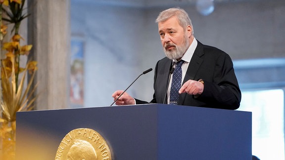 Dmitri Muratow, Chefredakteur der Moskauer Zeitung «Nowaja Gaseta», hält während der Verleihung des Friedensnobelpreises im Rathaus von Oslo eine Rede.