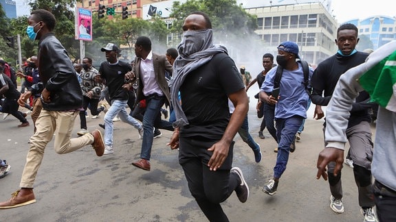 Demonstranten fliehen vor der Polizei während eines Protestes
