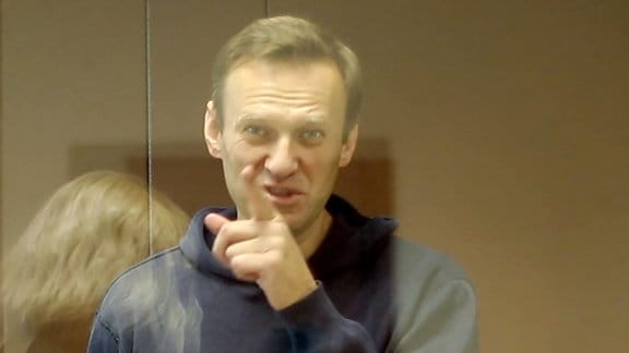 Der umstrittene russische Aktivist Alexej Nawalny erscheint zu einer Anhörung im Moskauer Bezirksgericht Babushkinsky. Begleitet von massiven Sicherheitsvorkehrungen ist der Prozess gegen ihn wegen Diffamierung eines Kriegsveteranen fortgesetzt worden.