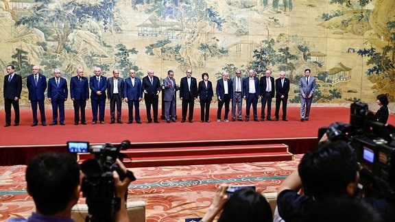 Chinas Außenminister Wang Yi (M) posiert für ein Gruppenfoto mit Mitgliedern der palästinensischen Fraktionen während der Unterzeichnung der "Pekinger Erklärung" im Staatlichen Gästehaus Diaoyutai. 