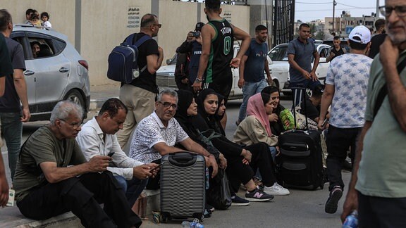 Palästinenser warten an der Grenze zwischen dem Gaza-Streifen und Ägypten.