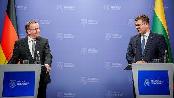 Boris Pistorius (l, SPD), Bundesminister der Verteidigung, und Laurynas Kasčiūnas (r), Verteidigungsminister von Litauen, geben nach der Rede vor dem litauischen Parlament eine Pressekonferenz.