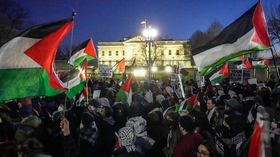 Demonstranten marschieren während des Marsches auf Washington für Gaza in Washington am Weißen Haus vorbei. 