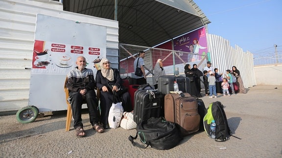 Palästinenser warten am Grenzübergang zwischen dem Gaza-Streifen und Ägypten.