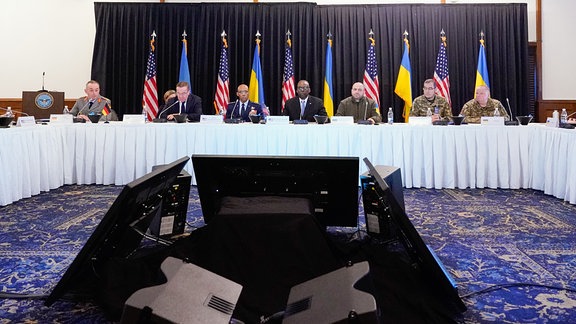 Carsten Breuer, Boris Pistorius, Charles Q. Brown, Lloyd Austin und Rustem Umjerow sowie zwei wVertreter der ukrainischen Delegation sitzen bei den Beratungen der Ukraine-Kontaktgruppe am Verhandlungstisch. 