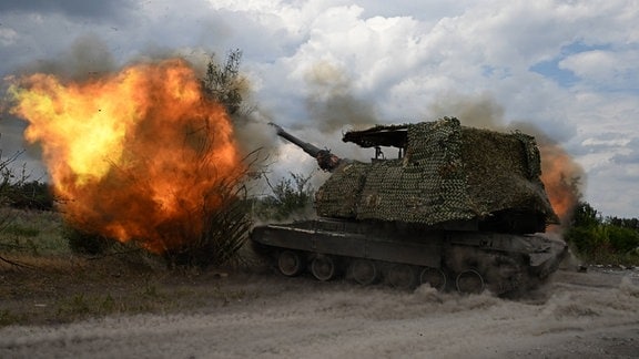 Soldaten des Zentralen Militärbezirks feuern eine selbstangetriebene Haubitze vom Typ Msta-S auf ukrainische Stellungen im Avdeevka-Abschnitt der Frontlinie