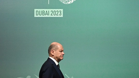 Bundeskanzler Olaf Scholz (SPD) kommt während der Weltklimakonferenz der Vereinten Nationen (COP28) zum Runden Tisch zur Bestandsaufnahme zur Umsetzung des Pariser Klimaabkommens. 