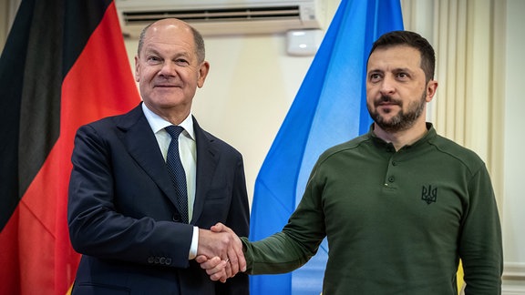 Bundeskanzler Olaf Scholz (SPD) und Wolodymyr Selenskyj (r), Präsident der Ukraine, schütteln sich bei einem bilateralen Treffen vor Beginn der 79. Generaldebatte der UN-Vollversammlung die Hand.