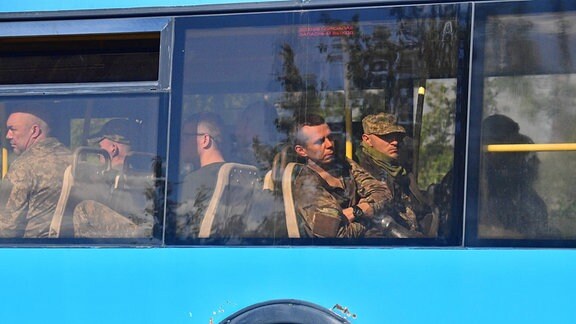 Ukrainische Soldaten in einem Bus