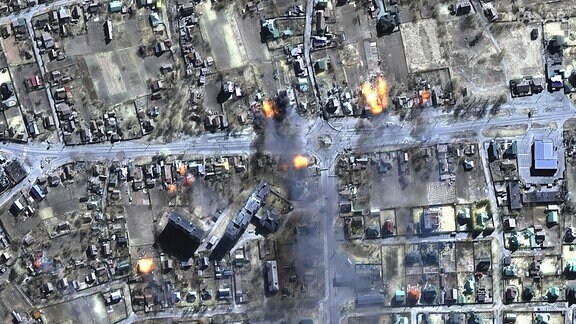 Dieses Satellitenfoto von Maxar Technologies zeigt Artillerieeinschläge und brennende Häuser in einem Wohngebiet von Tschernihiw, Ukraine.