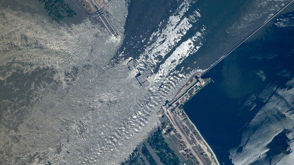 Dieses von Planet Labs PBC zur Verfügung gestellte Satellitenbild zeigt einen Überblick über die Schäden am Kachowka-Damm im Süden der Ukraine.
