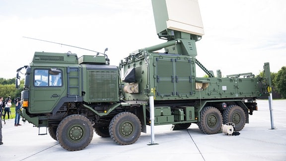 Ein Radarwagen des Luftverteidigungssystems IRIS-T SLM der Firma Diehl Defence steht während der Vorstellung der European Air Defence Academy in der Kaserne Todendorf auf einer Platte.