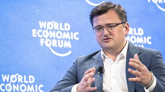 Dmytro Kuleba, AuÃenminister der Ukraine, gestikuliert während einer Sitzung des 51. jährlichen Weltwirtschaftsforums (WEF) in Davos