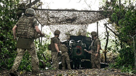 Soldaten der Artillerieeinheit der 128. Gebirgsjägerbrigade sind in der Region Saporischschja im Südosten der Ukraine im Dienst. 