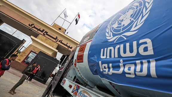 Ein Tankwagen des Hilfswerks der Vereinten Nationen für Palästina-Flüchtlinge im Nahen Osten (UNRWA) steht in der Schlange, um vom Grenzübergang Rafah in die palästinensischen Gebiete zu gelangen.