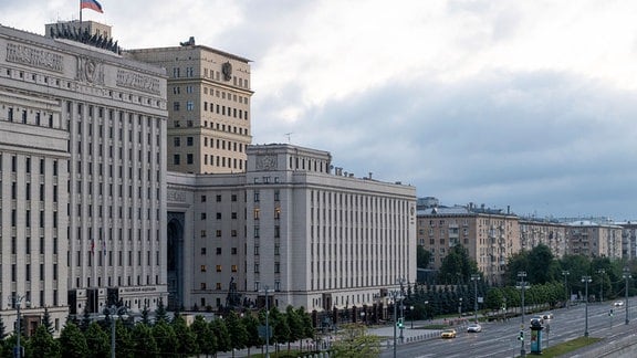Ein Blick auf das Gebäude des russischen Verteidigungsministeriums mit Flugabwehrsystemen auf dem Dach in Moskau, Russland. 