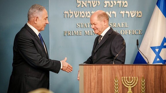 Bundeskanzler Olaf Scholz (SPD) und Benjamin Netanjahu (l), Ministerpräsident von Israel, geben eine Presseerklärung ab.
