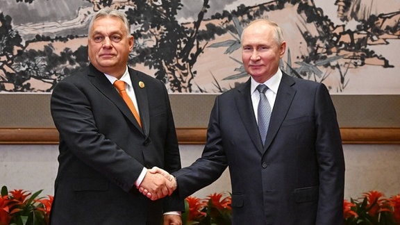 Der russische Präsident Wladimir Putin und der ungarische Premierminister Viktor Orban geben sich die Hand.