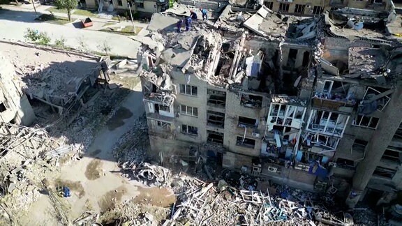 Ein völlig zerstörtes Wohnhaus aus der Luft