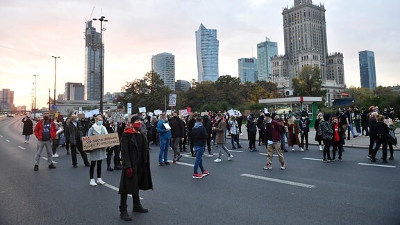 Frauen protestieren gegen ein neues Abtreibungsgesetz der polnischen Regierung in Warschau. 