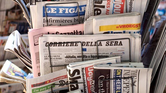 Internationale Tageszeitungen an einem Kiosk