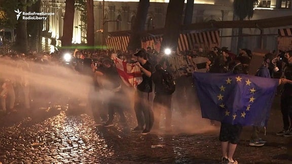 Demonstranten in Tiflis werden mit Wasserwerfern beschossen 
