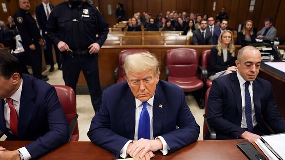 Donald Trump sitzt im Gerichtssaal.