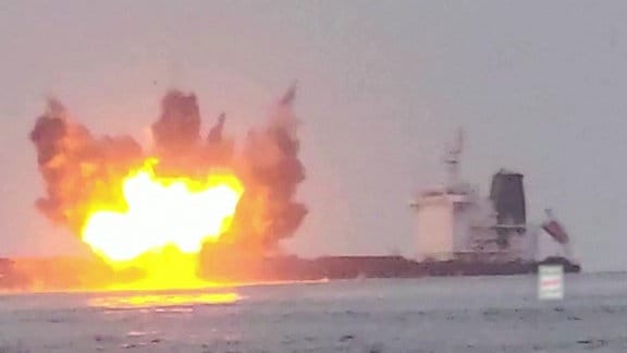 Kohle-Frachter MV Tutor wurde von den Huthi vor einer Woche versenkt, auf dem Bild eine Explosion mitschiffs.