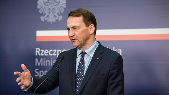 Der polnische Außenminister Radoslaw Sikorski spricht während einer Pressekonferenz mit dem estnischen Außenminister in Warschau.